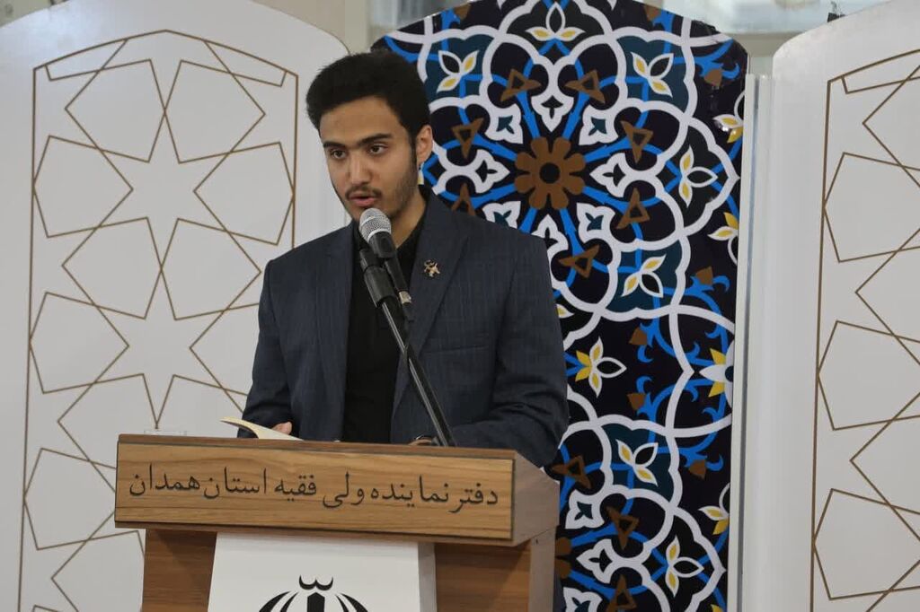 1318167 شعرخوانی شاعران نوجوان کانون در حضور نماینده ولی فقیه در استان همدان