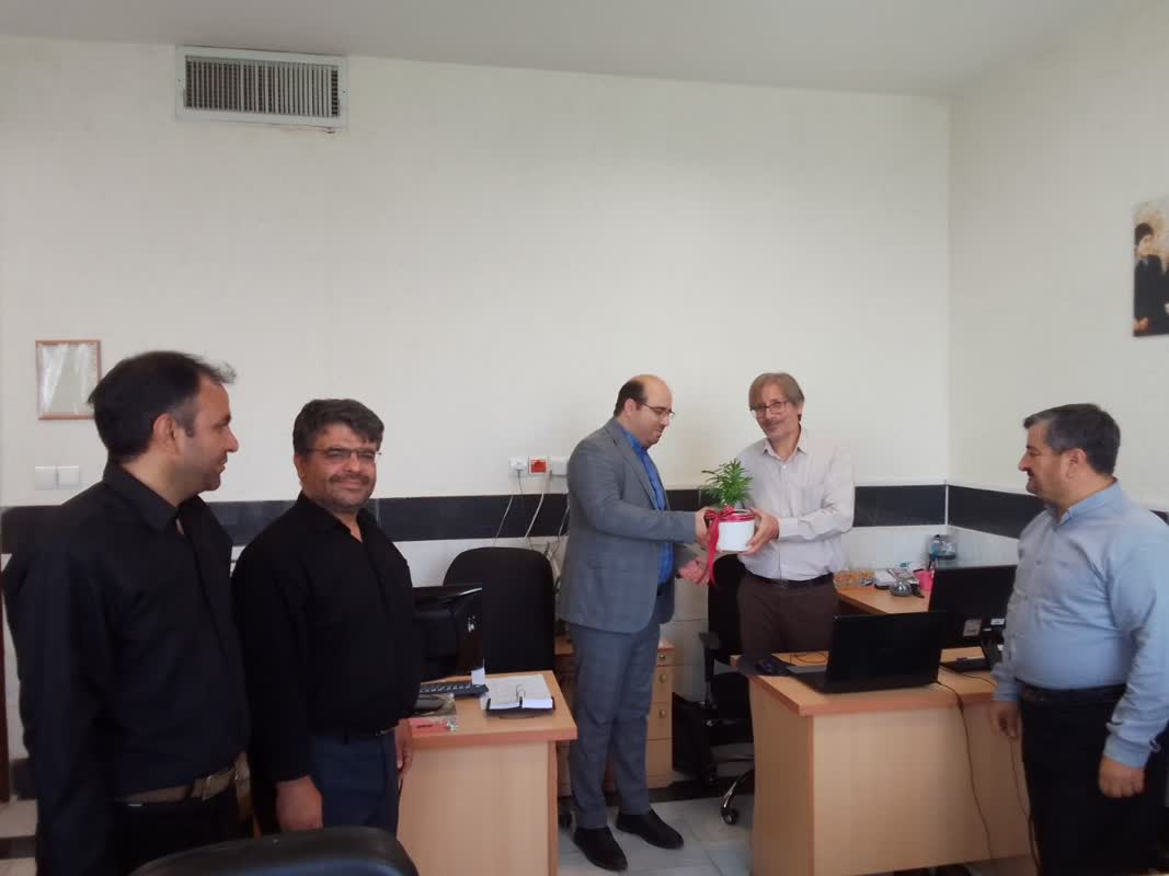 1318455-1 آیین تجلیل از کارکنان حوزه حراست و کارشناس فناوری اطلاعات کانون استان مرکزی