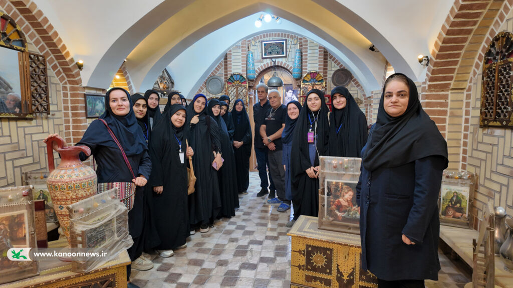 1318526 بازدید مربیان مرکز تربیت مربی کودک و نوجوان کانون از بازار کهنه در قم