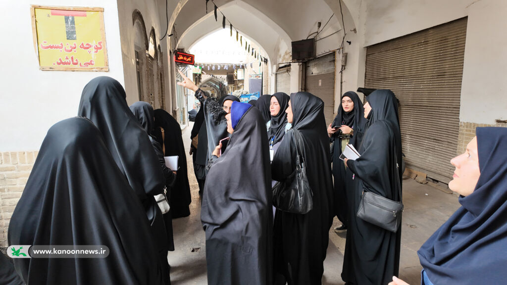 1318529 بازدید مربیان مرکز تربیت مربی کودک و نوجوان کانون از بازار کهنه در قم