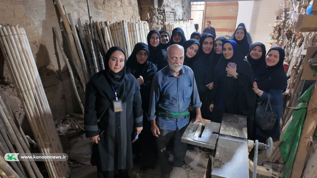 1318530 بازدید مربیان مرکز تربیت مربی کودک و نوجوان کانون از بازار کهنه در قم