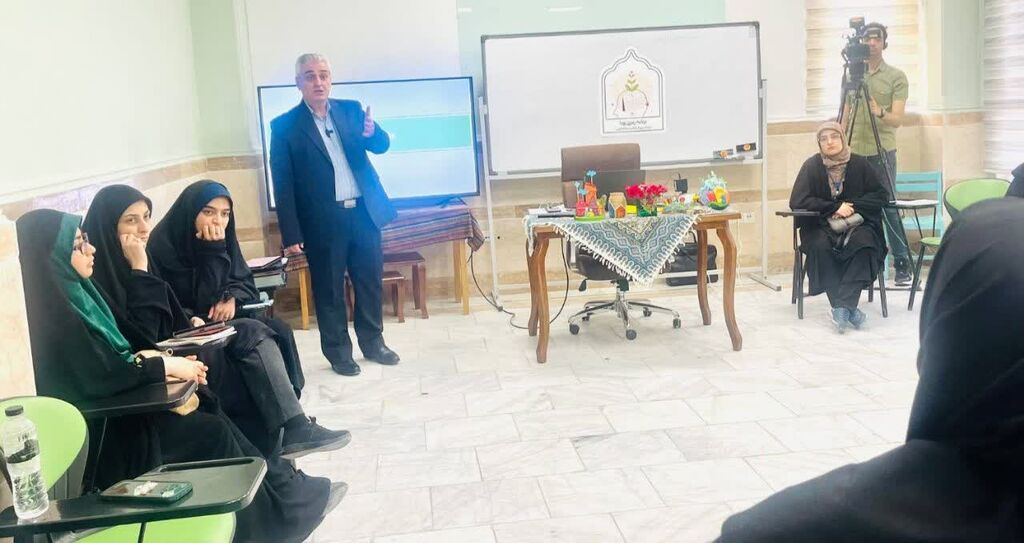 1318793 حضور مربی استان کرمانشاه در اولین دوره تربیت مربی کشور