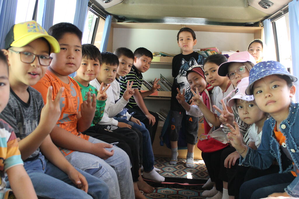 1318872 همکاری کتابخانه سیارشهری شماره ۱ مشهد با انجمن بهبودیافتگان