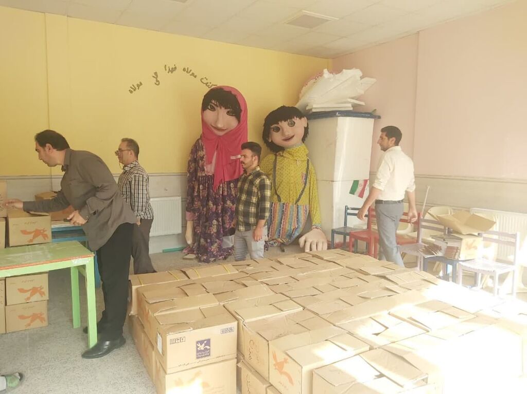 1319053 ارسال ۶۰۳۶ جلد کتاب و اسباب بازی به کانون همدان