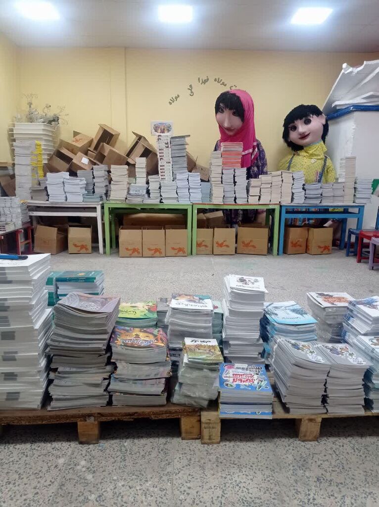 1319054 ارسال ۶۰۳۶ جلد کتاب و اسباب بازی به کانون همدان