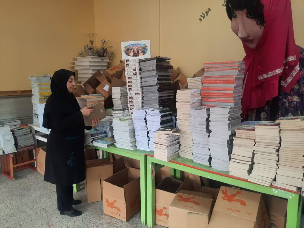 1319055 ارسال ۶۰۳۶ جلد کتاب و اسباب بازی به کانون همدان