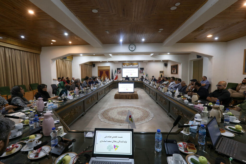 1319137 مدیرعامل کانون: برای دوران بحران اسباببازی تولید کنیم