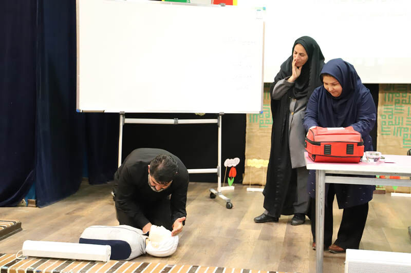 1319356 کارکنان و مربیان کانون اردبیل با اصول مدیریت بحران آشنا شدند