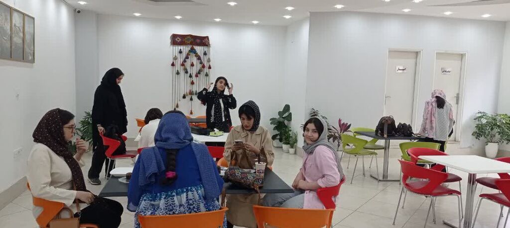 1319674 نوجوانان و والدین مجتمع آفرینش کانون کرمانشاه به تماشای فیلم "زیبا صدایم کن" نشستند