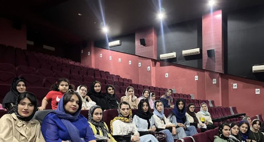 1319677 نوجوانان و والدین مجتمع آفرینش کانون کرمانشاه به تماشای فیلم "زیبا صدایم کن" نشستند