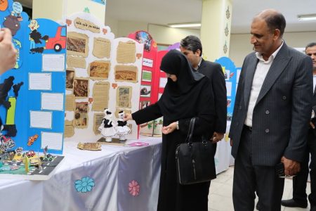 بازدید معاون وزیر آموزش ‌و پرورش از غرفه‌ی توانمندی‌های اعضای کانون سیستان و بلوچستان در نمایشگاه دستاوردهای دانش‌آموزی