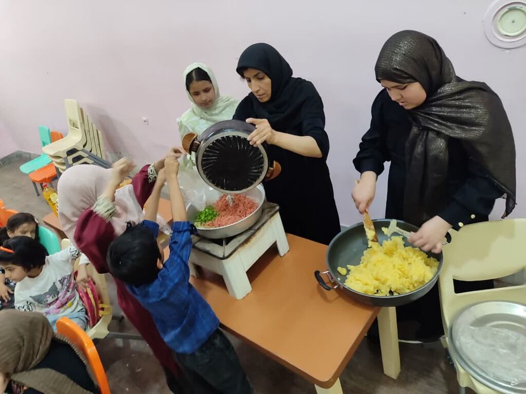 1320351 کارگاه پخت سمبوسه با حضور اعضا و والدین مرکز فرهنگی کاشمر