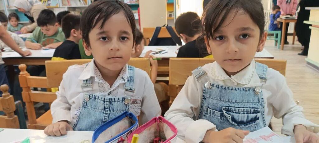 1320800 برگزاری کارگاه نقاشی همدلی با حضور چندقلوها در مرکز فرهنگی قوچان