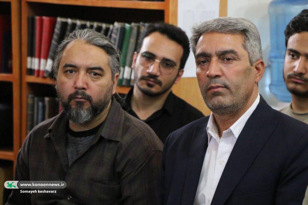 1321490 آغاز اردوی آموزشی پسران عضو باشگاه شعر «قاف» کانون در شیراز