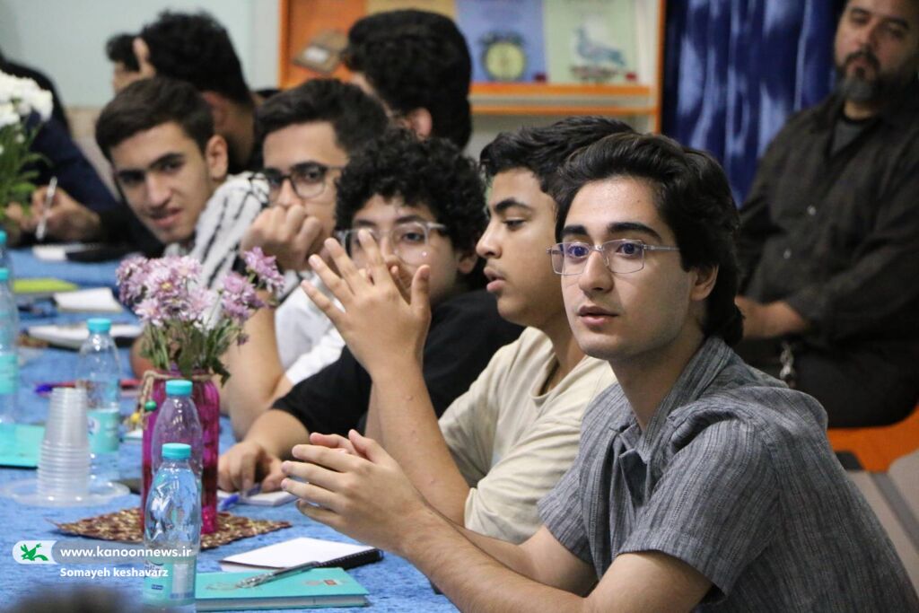 1321582 آغاز اردوی آموزشی پسران عضو باشگاه شعر «قاف» کانون در شیراز