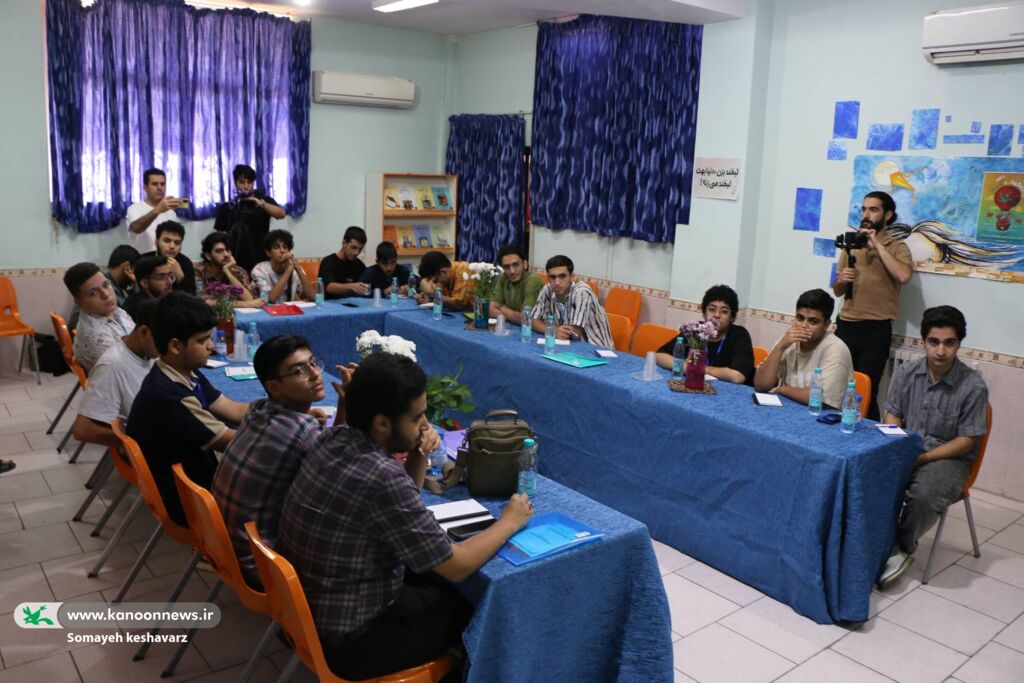 1321583 آغاز اردوی آموزشی پسران عضو باشگاه شعر «قاف» کانون در شیراز