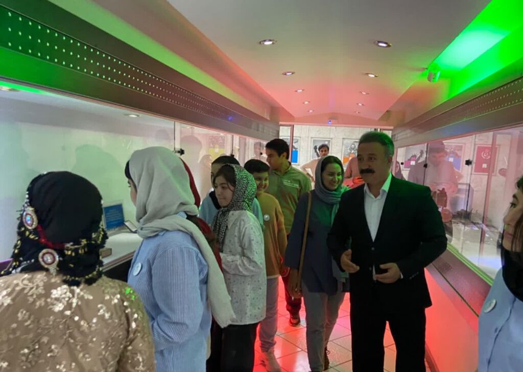 1321782-2 کانونیاران کرمانشاه از اماکن فرهنگی و هویتی بازدید کردند