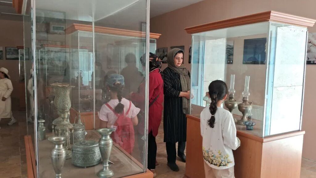 1322140-2 بازدید والدین و اعضای مرکز کنگاور از موزه و معبد آناهیتا