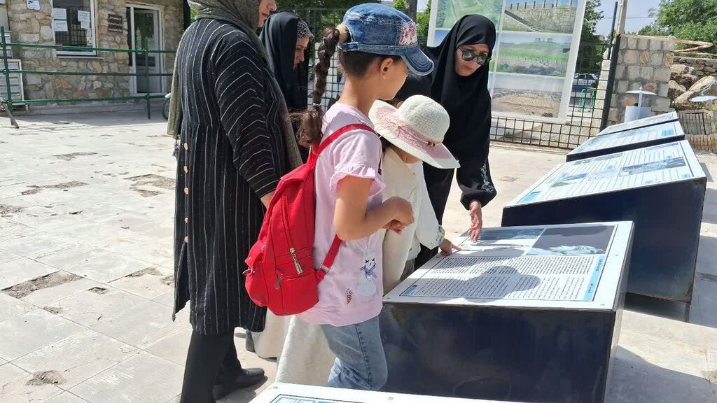 1322143-2 بازدید والدین و اعضای مرکز کنگاور از موزه و معبد آناهیتا