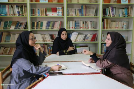 بازدید کارشناس مسئول فرهنگی هنری ادبی کانون سمنان از مرکز شماره ۲ سمنان؛ تاکید بر نوآوری در سفالگری و حجم‌سازی