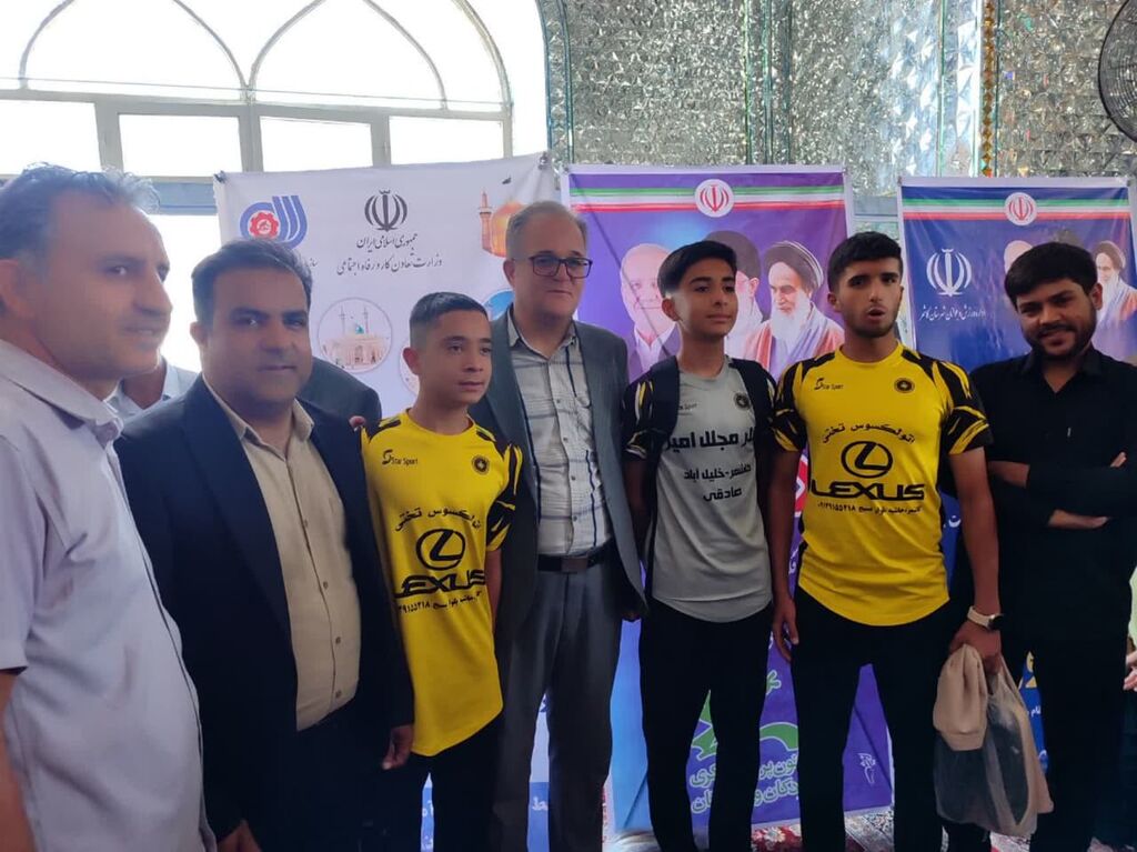 1322408 میز خدمت مرکز فرهنگی کاشمر در مراسم نمازجمعه برپا شد