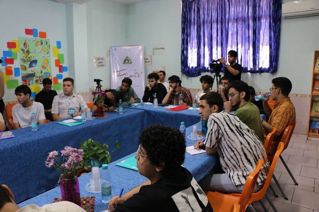 1323043 حضور عضو کانون استان قزوین در اردوی تخصصی باشگاه شعر قاف