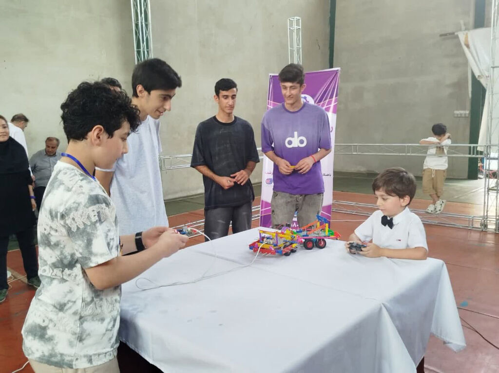 1323138 رقابت هیجانانگیز رباتهای جنگجو در رشت/ رویدادی برای پرورش توانمندیهای مهارتی آیندهسازان