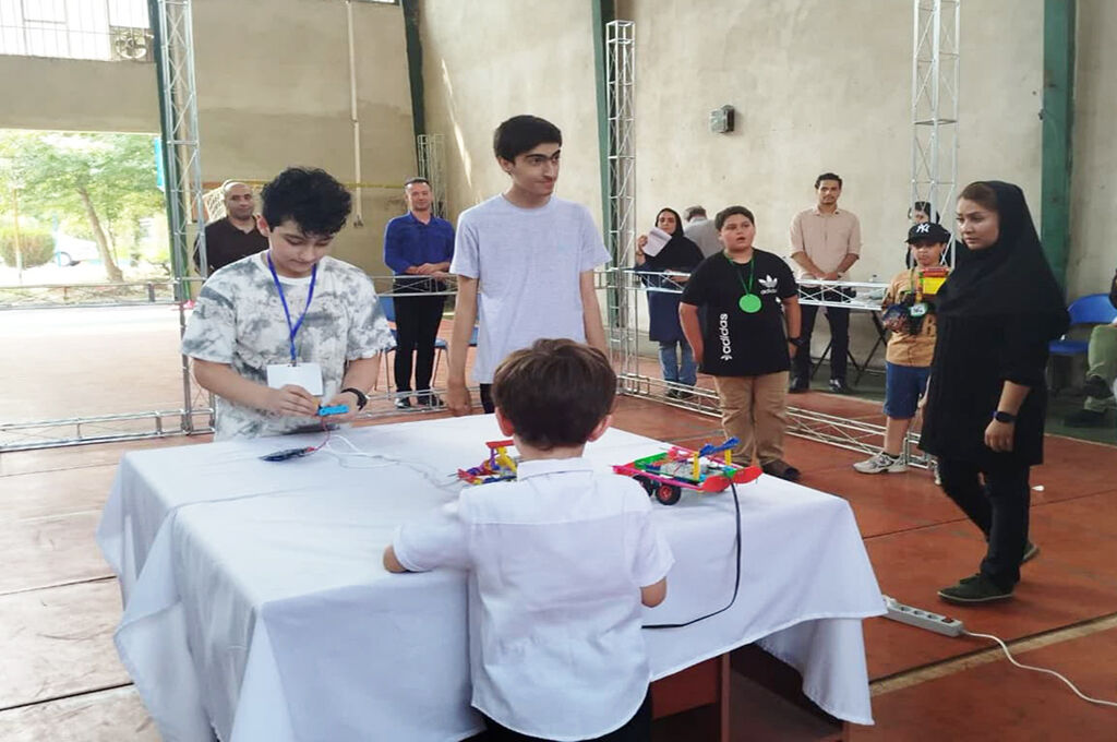 1323139 رقابت هیجانانگیز رباتهای جنگجو در رشت/ رویدادی برای پرورش توانمندیهای مهارتی آیندهسازان