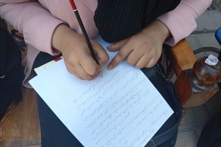 کارگاه «پیک دوستی» گامی نو در ترویج کتابخوانی و نویسندگی خلاق با کودکان کار در سمنان