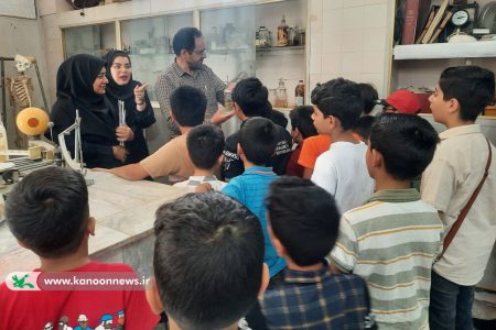 اعضای کانون از آزمایشگاه مرکزی مدارس اردکان بازدید کردند