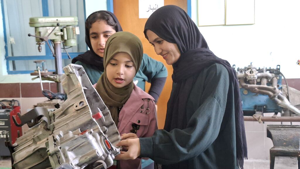 1323874 معرفی مشاغل فنی برای نوجوانان باشتی