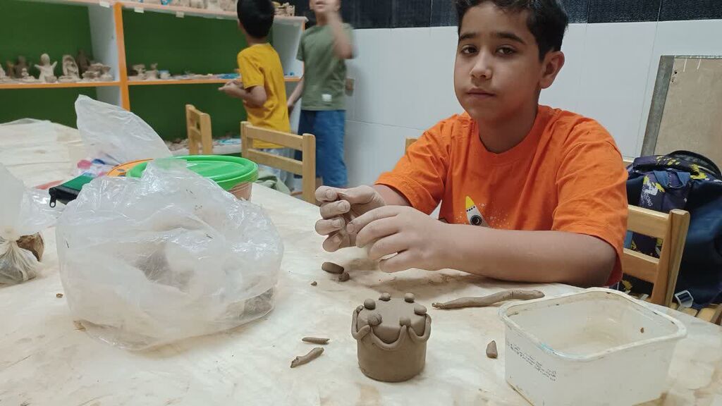 1323886 رنگ و خلاقیت در کارگاههای نقاشی و سفالگری شهمیرزاد