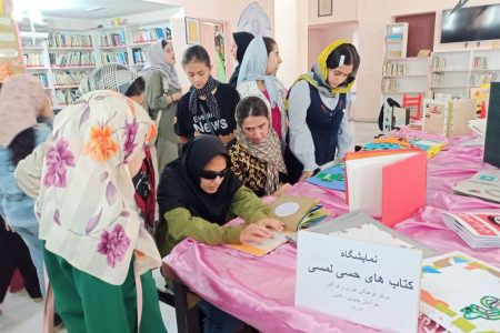 نمایشگاه سفرکتاب با ۹۲ اثر حسی_لمسی در کانون پرورش فکری کودکان ونوجوانان قاین دایر شد