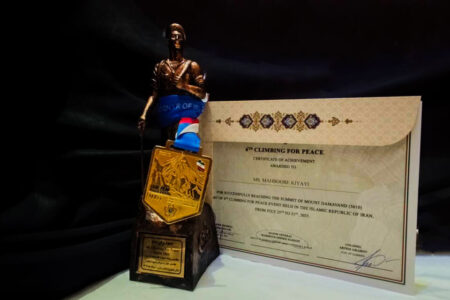 عکاس روابط عمومی کانون مدال طلای صعود کوه دماوند را دریافت کرد