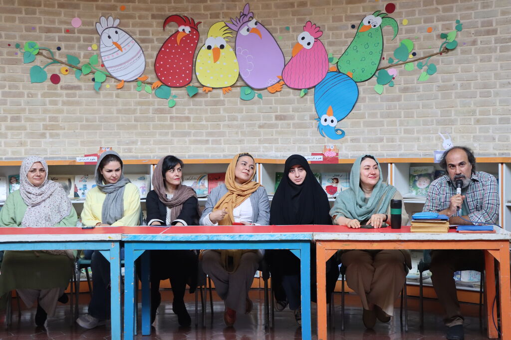 1324618 دیدار با نویسندگان حوزه کودک و نوجوان در مرکز ۳ کانون تهران