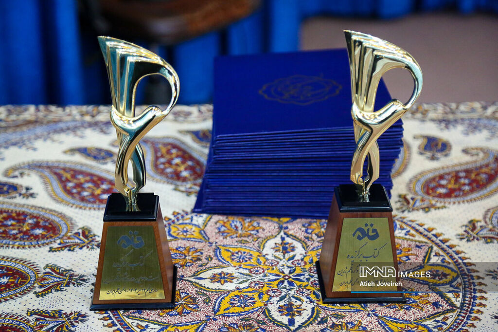 درخشش زکیه عباسی مربی کانون استان در بیست و سومین جشنواره قلم زرین