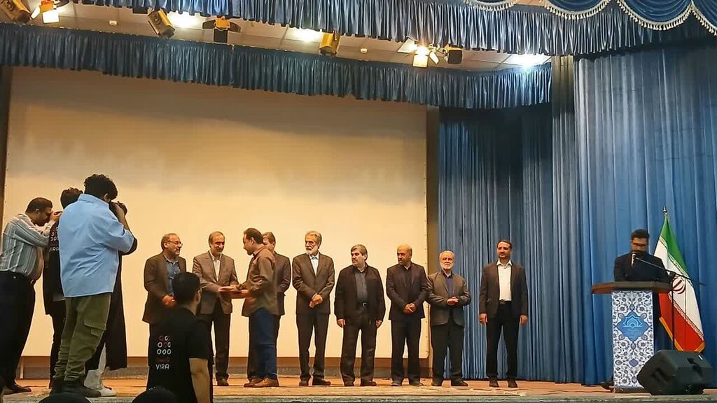 1324705 اثر شاعر همدانی برگزیده جشنواره قلم زرین شد