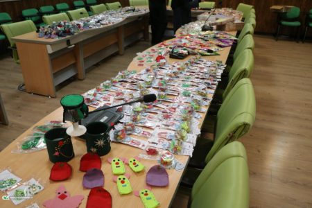 اهدای ۱۰۵۰ دست‌سازه حسینی اعضای کانون کرمان به زائران اربعین