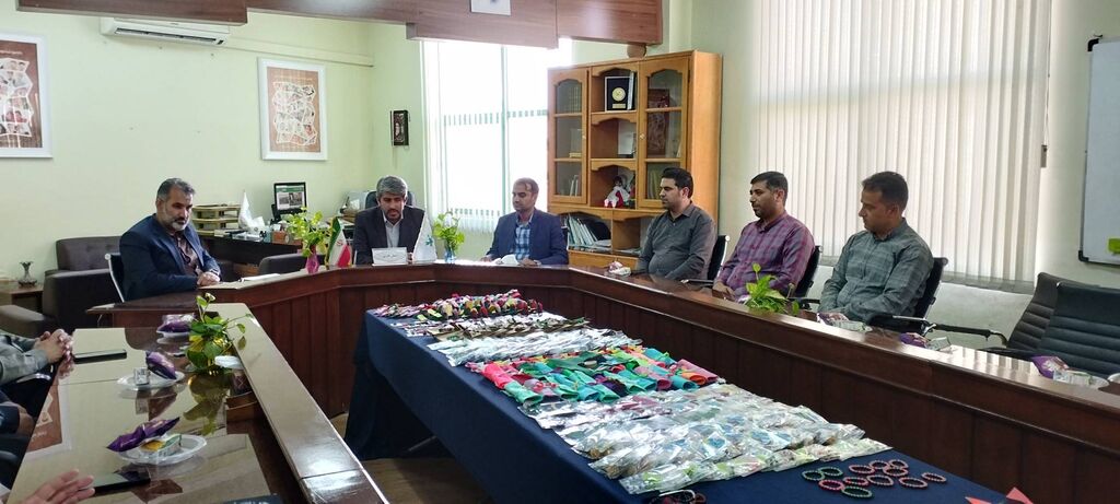 1324953 تجلیل از تیم اجرایی تماشاخانه سیار درکانون فارس