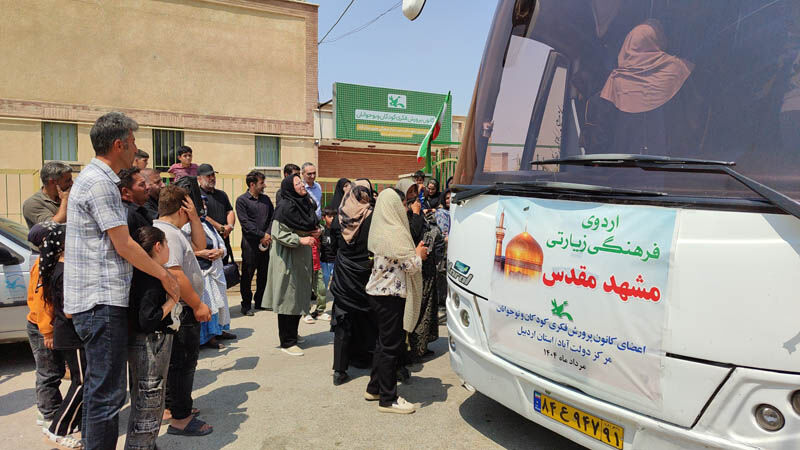 1324962 اعضای نوجوان کانون دولتآباد مهمان بارگاه رضوی شدند