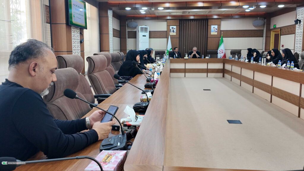 1324986 نشست صمیمی افشین علاء، مشاور مدیر عامل و شاعر کودک ونوجوان با کارشناسان و مسئولین مراکز فرهنگی هنری کانون استان قم