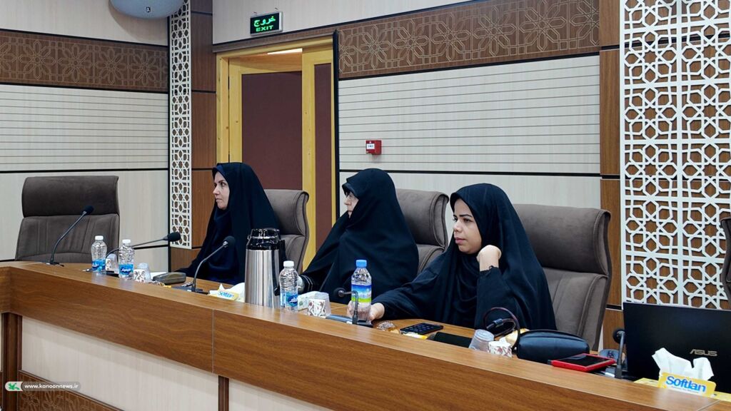 1324991 نشست صمیمی افشین علاء، مشاور مدیر عامل و شاعر کودک ونوجوان با کارشناسان و مسئولین مراکز فرهنگی هنری کانون استان قم