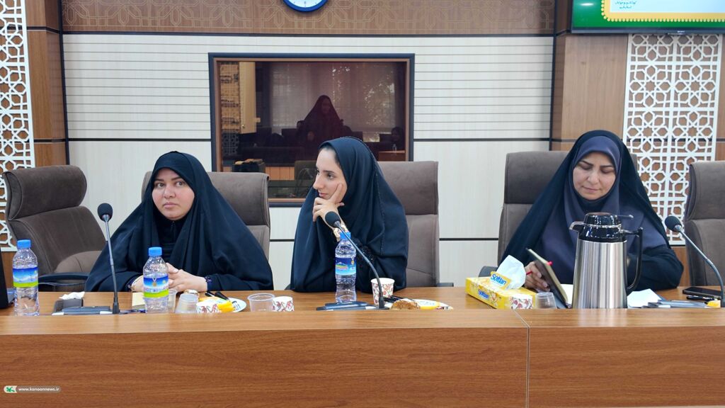 1324992 نشست صمیمی افشین علاء، مشاور مدیر عامل و شاعر کودک ونوجوان با کارشناسان و مسئولین مراکز فرهنگی هنری کانون استان قم