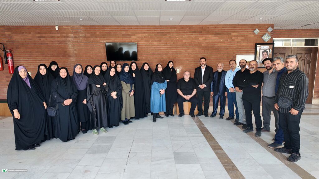 1324993 نشست صمیمی افشین علاء، مشاور مدیر عامل و شاعر کودک ونوجوان با کارشناسان و مسئولین مراکز فرهنگی هنری کانون استان قم