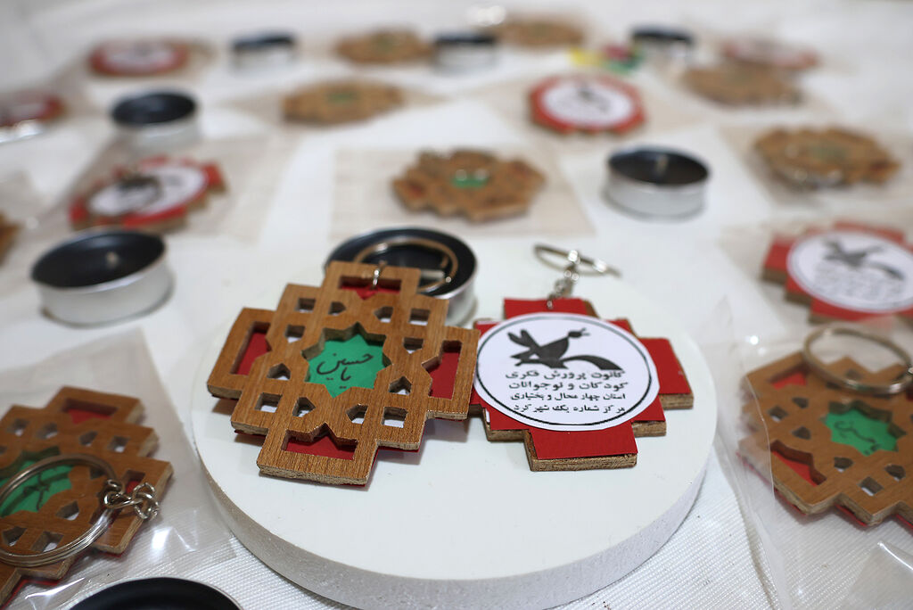 1325237 هدیهای از دل کودکان چهارمحال و بختیاری برای زائران اربعین؛ دستسازهها با عشق حسینی ساخته شدند