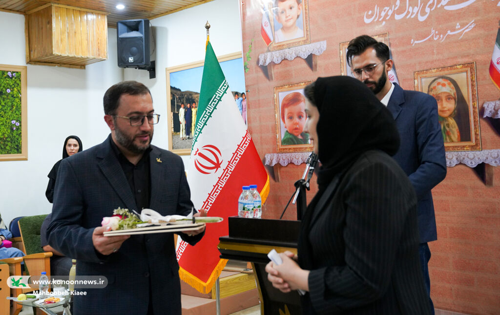 1325578 گرامیداشت یاد کودکان شهید در «عصر شعر و خاطره»