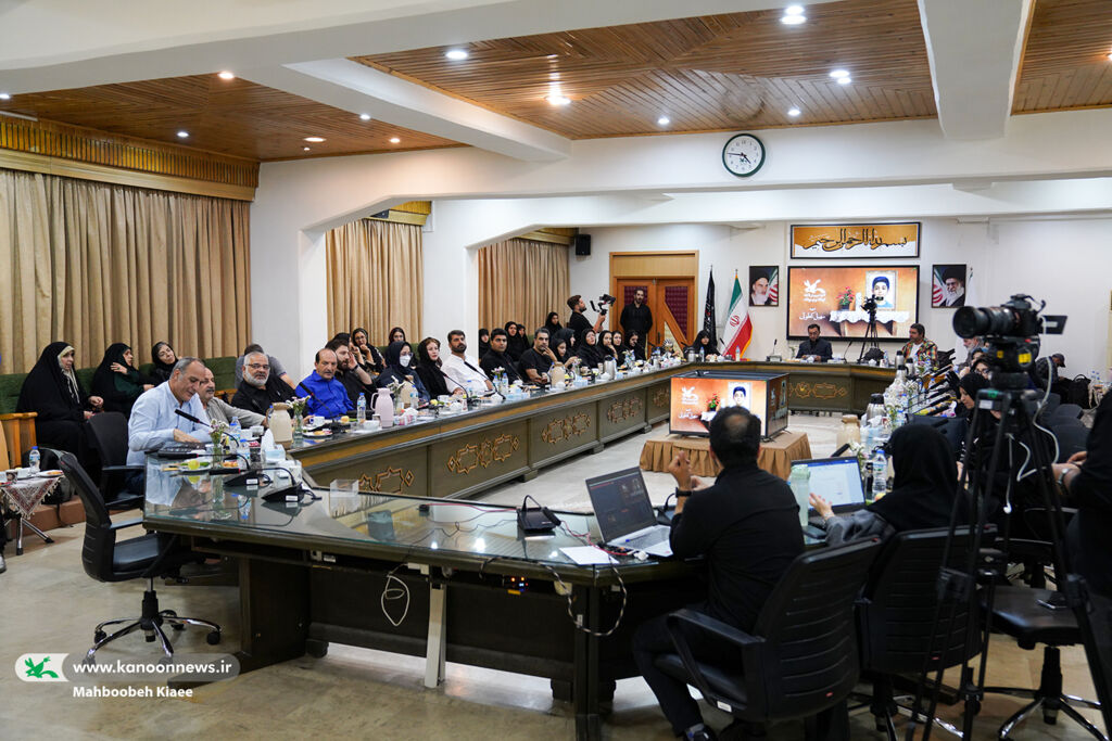 1325582 قلم شاعران، صدای شهدای کودک و نوجوان است