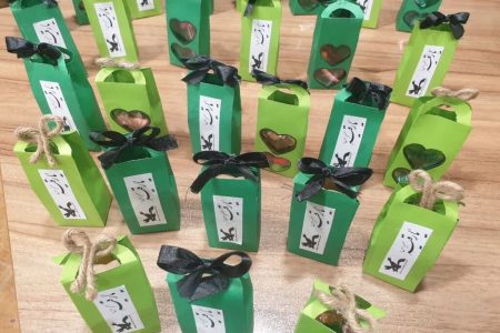 دست‌سازه‌های کودکان خراسانی در مسیر پیاده‌روی اربعین