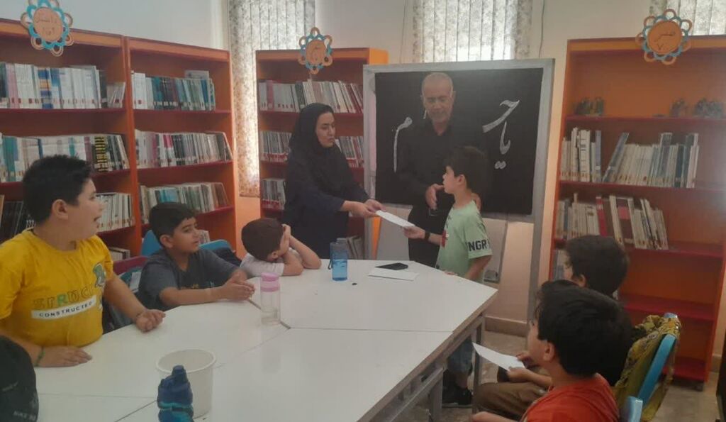 1325838 حضور مسئول ستاد اقامه نماز شهرستان در مرکز گیلانغرب و تجلیل از اعضای برتر