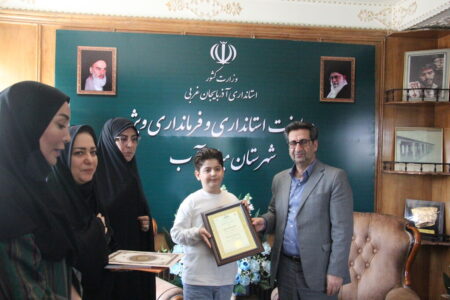 تجلیل از عضو برگزیده کانون با حضور مدیرکل و فرماندار